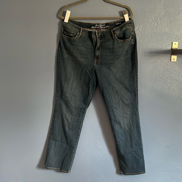 GLORIA VANDERBILT ALL-AROUND SLIMMING EFFECT STRAIGHT LEG JEANS - Picture 1 of 4